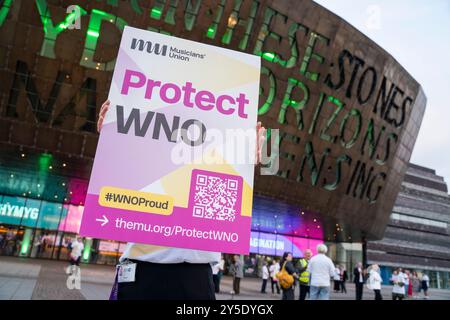 PER USO EDITORIALE SOLO i membri dell'Unione dei musicisti (MU) nell'orchestra Welsh National Opera (WNO) prendono parte all'azione industriale prima dell'esecuzione della WNO di Rigoletto al Wales Millennium Centre. Data foto: Sabato 21 settembre 2024. Foto Stock