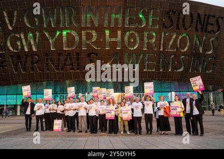 PER USO EDITORIALE SOLO i membri dell'Unione dei musicisti (MU) nell'orchestra Welsh National Opera (WNO) prendono parte all'azione industriale prima dell'esecuzione della WNO di Rigoletto al Wales Millennium Centre. Data foto: Sabato 21 settembre 2024. Foto Stock