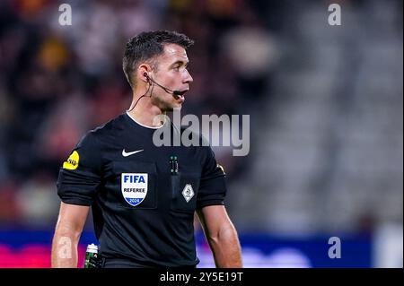 Deventer, Paesi Bassi. 21 settembre 2024. DEVENTER, PAESI BASSI - 21 SETTEMBRE: L'arbitro Marc Nagtegaal guarda durante l'incontro olandese Eredivisie tra Go Ahead Eagles e AFC Ajax a De Adelaarshorst il 21 settembre 2024 a Deventer, Paesi Bassi. (Foto di Andre Weening/Orange Pictures) credito: Orange Pics BV/Alamy Live News Foto Stock