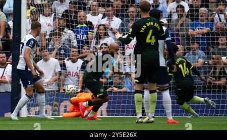 Londra, Regno Unito. 21 settembre 2024. Bryan Mbeumo di Brentford segna il primo gol della sua squadra nel primo minuto della partita. Partita di Premier League, Tottenham Hotspur contro Brentford allo stadio Tottenham Hotspur di Londra sabato 21 settembre 2024. Questa immagine può essere utilizzata solo per scopi editoriali. Foto per uso editoriale di Sandra Mailer/Andrew Orchard fotografia sportiva/Alamy Live news Credit: Andrew Orchard fotografia sportiva/Alamy Live News Foto Stock