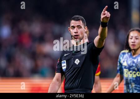 Deventer, Paesi Bassi. 21 settembre 2024. DEVENTER, PAESI BASSI - 21 SETTEMBRE: L'arbitro Marc Nagtegaal reagisce durante l'incontro olandese Eredivisie tra Go Ahead Eagles e AFC Ajax a De Adelaarshorst il 21 settembre 2024 a Deventer, Paesi Bassi. (Foto di Andre Weening/Orange Pictures) credito: Orange Pics BV/Alamy Live News Foto Stock