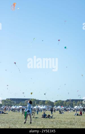 Berlino, Germania. 21 settembre 2024. Migliaia di persone partecipano al Festival degli aquiloni al Tempelhofer Feld di Berlino, in Germania, il 21 settembre 2024. L'evento riunisce professionisti, appassionati e dilettanti, con aquiloni che rappresentano tutto, dai draghi agli astronauti e personaggi della cultura pop. (Foto di Renato Franco Bueno/NurPhoto)0 credito: NurPhoto SRL/Alamy Live News Foto Stock