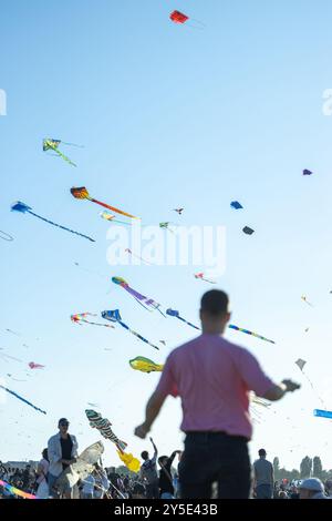 Berlino, Germania. 21 settembre 2024. Migliaia di persone partecipano al Festival degli aquiloni al Tempelhofer Feld di Berlino, in Germania, il 21 settembre 2024. L'evento riunisce professionisti, appassionati e dilettanti, con aquiloni che rappresentano tutto, dai draghi agli astronauti e personaggi della cultura pop. (Foto di Renato Franco Bueno/NurPhoto)0 credito: NurPhoto SRL/Alamy Live News Foto Stock