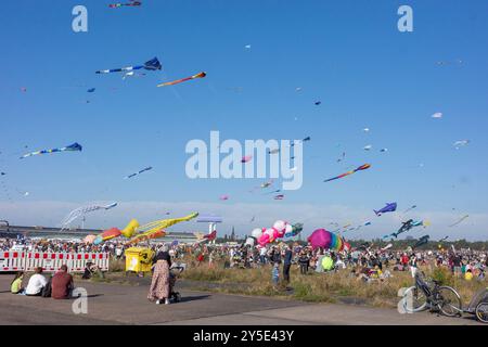 Berlino, Germania. 21 settembre 2024. Migliaia di persone partecipano al Festival degli aquiloni al Tempelhofer Feld di Berlino, in Germania, il 21 settembre 2024. L'evento riunisce professionisti, appassionati e dilettanti, con aquiloni che rappresentano tutto, dai draghi agli astronauti e personaggi della cultura pop. (Foto di Renato Franco Bueno/NurPhoto)0 credito: NurPhoto SRL/Alamy Live News Foto Stock