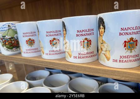 Die Gedenkstätte auf dem Gebiet der belgischen Gemeinde Braine-lAlleud erinnert an die Schlacht von Waterloo im Ju ni 1815. Bedruckte Tassen nel negozio di souvenir einem a Waterloo. Waterloo *** il memoriale sul territorio del comune belga di Braine lAlleud commemora la battaglia di Waterloo nel giugno 1815 tazze stampate in un negozio di souvenir a Waterloo Waterloo Foto Stock