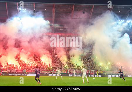 Augusta, Germania. 21 settembre 2024. FCA tifosi nella partita FC AUGSBURG - FSV MAINZ 05 2-3 il 20 settembre 2024 ad Augusta, Germania. Stagione 2024/2025, 1.Bundesliga, FCA, giorno 4, 4.Spieltag fotografo: ddp Images/STAR-Images - LE NORMATIVE DFL VIETANO L'USO DI FOTOGRAFIE come SEQUENZE DI IMMAGINI e/o QUASI-VIDEO - crediti: ddp media GmbH/Alamy Live News Foto Stock