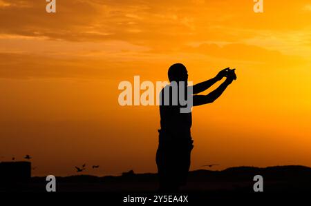 La magia dell'ora d'oro a Essaouira, passeggiando per le affascinanti strade e assistendo al tramonto mozzafiato sull'Atlantico, in Marocco Foto Stock