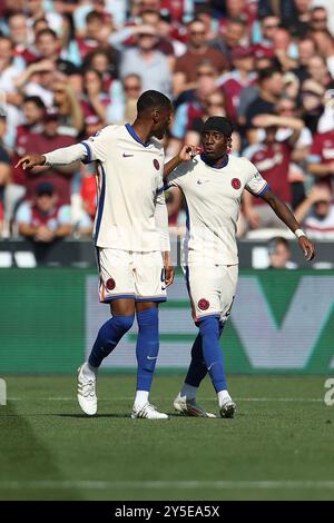 Londra, Regno Unito. 21 settembre 2024. Il difensore del Chelsea Tosin Adarabioyo (4) e il centrocampista del Chelsea Noni Madueke (11) durante la partita West Ham United FC vs Chelsea FC English Premier League al London Stadium, Londra, Inghilterra, Regno Unito il 21 settembre 2024 Credit: Every Second Media/Alamy Live News Foto Stock