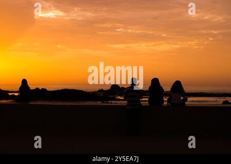 La magia dell'ora d'oro a Essaouira, passeggiando per le affascinanti strade e assistendo al tramonto mozzafiato sull'Atlantico, in Marocco Foto Stock