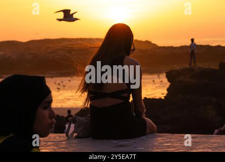 La magia dell'ora d'oro a Essaouira, passeggiando per le affascinanti strade e assistendo al tramonto mozzafiato sull'Atlantico, in Marocco Foto Stock