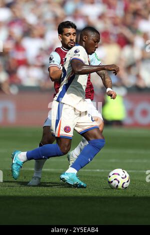 Londra, Regno Unito. 21 settembre 2024. Il centrocampista del Chelsea Moises Caicedo (25) e il centrocampista del West Ham Lucas Paqueta (10) combattono per il pallone durante la partita tra West Ham United FC e Chelsea FC English Premier League al London Stadium, Londra, Inghilterra, Regno Unito il 21 settembre 2024 Credit: Every Second Media/Alamy Live News Foto Stock