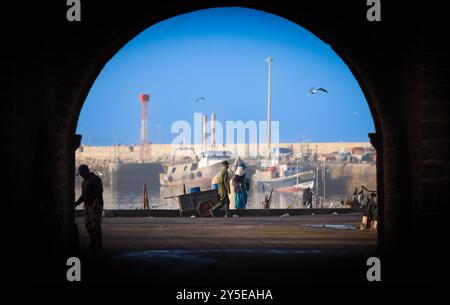 La magia dell'ora d'oro a Essaouira, passeggiando per le affascinanti strade e assistendo al tramonto mozzafiato sull'Atlantico, in Marocco Foto Stock