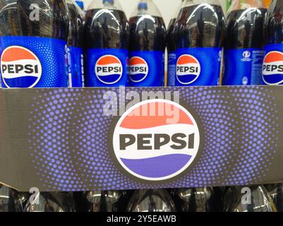 Poznan, Polonia. 13 agosto 2024. Esposizione dei flaconi Pepsi nel punto vendita Foto Stock