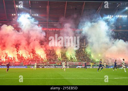 Augusta, Germania. 21 settembre 2024. FCA tifosi nella partita FC AUGSBURG - FSV MAINZ 05 2-3 il 20 settembre 2024 ad Augusta, Germania. Stagione 2024/2025, 1.Bundesliga, FCA, giorno 4, 4.Spieltag fotografo: ddp Images/STAR-Images - LE NORMATIVE DFL VIETANO L'USO DI FOTOGRAFIE come SEQUENZE DI IMMAGINI e/o QUASI-VIDEO - crediti: ddp media GmbH/Alamy Live News Foto Stock