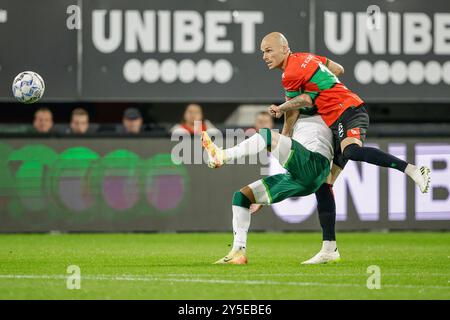 Nijmegen, Paesi Bassi. 21 settembre 2024. NIJMEGEN, PAESI BASSI - 21 SETTEMBRE: Bram Nuytinck del NEC Nijmegen lotta per il possesso durante un incontro Eredivisie olandese tra NEC Nijmegen e Heracles Almelo a Goffertstadion il 21 settembre 2024 a Nijmegen, Paesi Bassi. (Foto di Broer van den Boom/Orange Pictures) credito: dpa/Alamy Live News Foto Stock