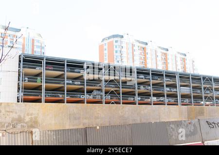 parco bianco, moderna rampa di parcheggio multilotto, architettura del garage, sfondo postmoderno a pagamento Foto Stock