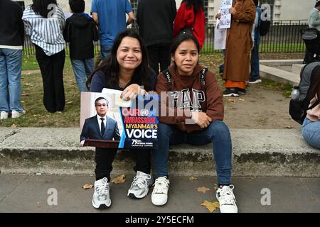 LONDRA, INGHILTERRA: 21 settembre 2024: La manifestazione della diaspora birmana è quella di chiedere al governo britannico di sostenere l'ambasciatore del Myanmar presso le Nazioni Unite, l'ambasciatore Kyaw Moe Tun, nel rappresentare il Myanmar. Dopo il colpo di stato dell'esercito, l'ambasciatore Kyaw Moe Tun ha sostenuto il popolo ed è stata la voce del popolo del Myanmar. I manifestanti chiedono alla comunità internazionale di sostenere Kyaw Moe Tun nel comitato delle credenziali delle Nazioni Unite e di non sostenere i rappresentanti della giunta militare di fronte a Downing Street, Londra, Regno Unito. Credito: Vedi li/Picture Capital/Alamy Live News Foto Stock