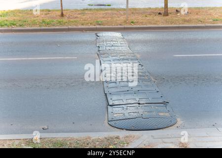 simbolo barriera a strisce con gobba segnaletica stradale velocità traffico trasporto struttura asfaltata Foto Stock