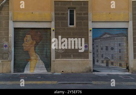 Street art urbana su persiane raffiguranti ritratti e architetture dei simboli della città di Livorno, Modigliani e Toscana, Italia Foto Stock