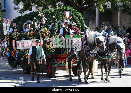 Oktoberfest - Schottenhamel beim Wiesn-Einzug der Brauereien und Festwirte zur Eröffnung des 189. Oktoberfestes am 21.09.2024 a München, Deutschland, Oberbayern München Theresienwiese Oberbayern Deutschland *** Oktoberfest Schottenhamel all'ingresso Wiesn dei birrifici e festival ospita l'apertura dell'Oktoberfest 189 il 21 09 2024 a Monaco, Germania, alta Baviera Monaco di Baviera Theresienwiese alta Baviera Germania Foto Stock