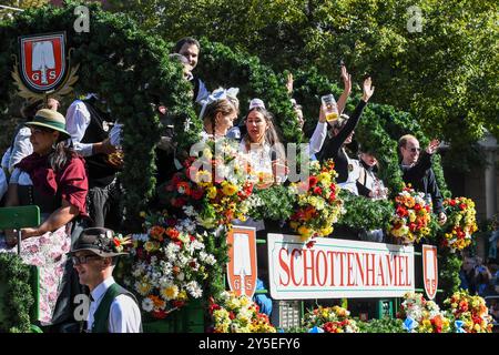 Oktoberfest - Schottenhamel beim Wiesn-Einzug der Brauereien und Festwirte zur Eröffnung des 189. Oktoberfestes am 21.09.2024 a München, Deutschland, Oberbayern München Theresienwiese Oberbayern Deutschland *** Oktoberfest Schottenhamel all'ingresso Wiesn dei birrifici e festival ospita l'apertura dell'Oktoberfest 189 il 21 09 2024 a Monaco, Germania, alta Baviera Monaco di Baviera Theresienwiese alta Baviera Germania Foto Stock