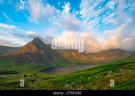 Vista di Tryfan nella valle di Ogwen la mattina d'estate, Snowdonia Foto Stock