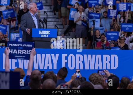 Philadelphia, Stati Uniti. 21 settembre 2024. Tim Walz, candidato alla vicepresidenza democratica, ha detto ai sostenitori di una manifestazione nell'area di Betlemme "non torneremo indietro" e ha sostenuto la sua causa per aver eletto Kamala Harris e aver respinto l'ex presidente Donald Trump a Betlemme, PA, USA il 21 settembre 2024. Foto di David Muse/UPI credito: UPI/Alamy Live News Foto Stock