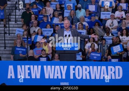 Philadelphia, Stati Uniti. 21 settembre 2024. Tim Walz, candidato alla vicepresidenza democratica, ha detto ai sostenitori di una manifestazione nell'area di Betlemme "non torneremo indietro" e ha sostenuto la sua causa per aver eletto Kamala Harris e aver respinto l'ex presidente Donald Trump a Betlemme, PA, USA il 21 settembre 2024. Foto di David Muse/UPI credito: UPI/Alamy Live News Foto Stock