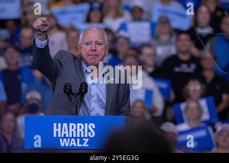 Philadelphia, Stati Uniti. 21 settembre 2024. Tim Walz, candidato alla vicepresidenza democratica, ha detto ai sostenitori di una manifestazione nell'area di Betlemme "non torneremo indietro" e ha sostenuto la sua causa per aver eletto Kamala Harris e aver respinto l'ex presidente Donald Trump a Betlemme, PA, USA il 21 settembre 2024. Foto di David Muse/UPI credito: UPI/Alamy Live News Foto Stock