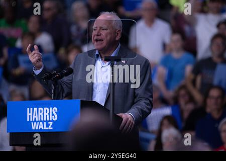 Philadelphia, Stati Uniti. 21 settembre 2024. Tim Walz, candidato alla vicepresidenza democratica, ha detto ai sostenitori di una manifestazione nell'area di Betlemme "non torneremo indietro" e ha sostenuto la sua causa per aver eletto Kamala Harris e aver respinto l'ex presidente Donald Trump a Betlemme, PA, USA il 21 settembre 2024. Foto di David Muse/UPI credito: UPI/Alamy Live News Foto Stock