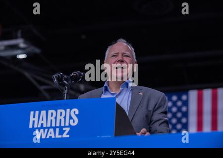 Philadelphia, Stati Uniti. 21 settembre 2024. Tim Walz, candidato alla vicepresidenza democratica, ha detto ai sostenitori di una manifestazione nell'area di Betlemme "non torneremo indietro" e ha sostenuto la sua causa per aver eletto Kamala Harris e aver respinto l'ex presidente Donald Trump a Betlemme, PA, USA il 21 settembre 2024. Foto di David Muse/UPI credito: UPI/Alamy Live News Foto Stock