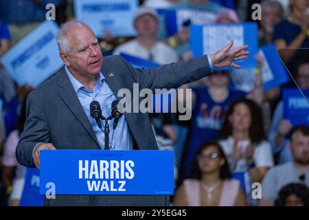 Philadelphia, Stati Uniti. 21 settembre 2024. Tim Walz, candidato alla vicepresidenza democratica, ha detto ai sostenitori di una manifestazione nell'area di Betlemme "non torneremo indietro" e ha sostenuto la sua causa per aver eletto Kamala Harris e aver respinto l'ex presidente Donald Trump a Betlemme, PA, USA il 21 settembre 2024. Foto di David Muse/UPI credito: UPI/Alamy Live News Foto Stock