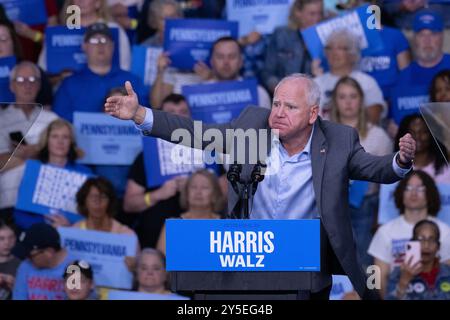 Philadelphia, Stati Uniti. 21 settembre 2024. Tim Walz, candidato alla vicepresidenza democratica, ha detto ai sostenitori di una manifestazione nell'area di Betlemme "non torneremo indietro" e ha sostenuto la sua causa per aver eletto Kamala Harris e aver respinto l'ex presidente Donald Trump a Betlemme, PA, USA il 21 settembre 2024. Foto di David Muse/UPI credito: UPI/Alamy Live News Foto Stock