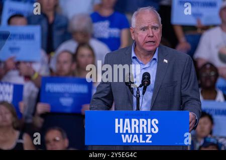 Philadelphia, Stati Uniti. 21 settembre 2024. Tim Walz, candidato alla vicepresidenza democratica, ha detto ai sostenitori di una manifestazione nell'area di Betlemme "non torneremo indietro" e ha sostenuto la sua causa per aver eletto Kamala Harris e aver respinto l'ex presidente Donald Trump a Betlemme, PA, USA il 21 settembre 2024. Foto di David Muse/UPI credito: UPI/Alamy Live News Foto Stock