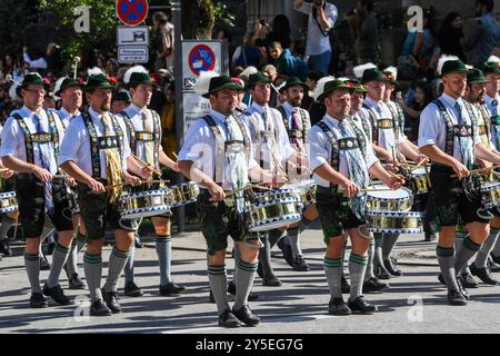 Oktoberfest - Trommlerzug beim Wiesn-Einzug der Brauereien und Festwirte zur Eröffnung des 189. Oktoberfestes am 21.09.2024 a München, Deutschland, Oberbayern München Theresienwiese Oberbayern Deutschland *** Oktoberfest processione di batteristi all'ingresso di Wiesn dei birrifici e festival ospita l'apertura dell'Oktoberfest 189 il 21 09 2024 a Monaco di Baviera, Germania, alta Baviera Monaco di Baviera Theresienwiese alta Baviera Germania Foto Stock