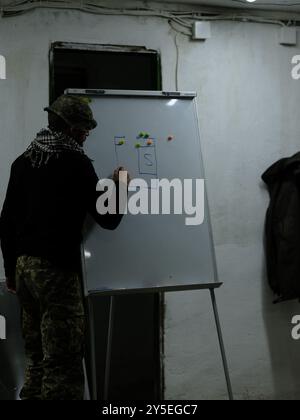 Odesa, Oblast' di Odesa, Ucraina. 22 settembre 2022. Esercitazioni militari in Ucraina. Soldati britannici che istruiscono i civili sulle abilità militari di base. Foto Stock