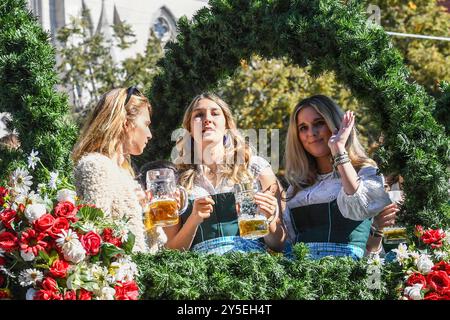 Oktoberfest - Ochsenbraterei beim Wiesn-Einzug der Brauereien und Festwirte zur Eröffnung des 189. Oktoberfestes am 21.09.2024 a München, Deutschland, Oberbayern München Theresienwiese Oberbayern Deutschland *** Oktoberfest Ochsenbraterei presso l'ingresso Wiesn dei birrifici e il festival ospita l'apertura dell'Oktoberfest 189 il 21 09 2024 a Monaco di Baviera, Germania, alta Baviera Monaco di Baviera Theresienwiese alta Baviera Germania Foto Stock