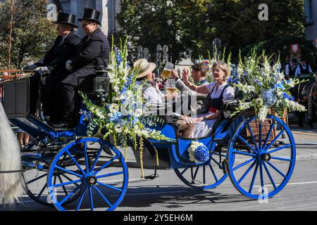 Oktoberfest - Ochsenbraterei beim Wiesn-Einzug der Brauereien und Festwirte zur Eröffnung des 189. Oktoberfestes am 21.09.2024 a München, Deutschland, Oberbayern München Theresienwiese Oberbayern Deutschland *** Oktoberfest Ochsenbraterei presso l'ingresso Wiesn dei birrifici e il festival ospita l'apertura dell'Oktoberfest 189 il 21 09 2024 a Monaco di Baviera, Germania, alta Baviera Monaco di Baviera Theresienwiese alta Baviera Germania Foto Stock