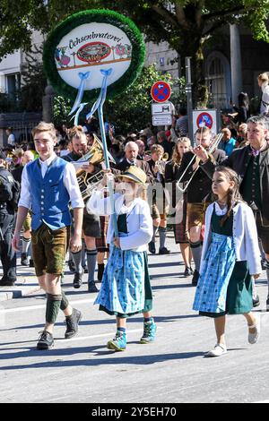 Oktoberfest - Ochsenbraterei beim Wiesn-Einzug der Brauereien und Festwirte zur Eröffnung des 189. Oktoberfestes am 21.09.2024 a München, Deutschland, Oberbayern München Theresienwiese Oberbayern Deutschland *** Oktoberfest Ochsenbraterei presso l'ingresso Wiesn dei birrifici e il festival ospita l'apertura dell'Oktoberfest 189 il 21 09 2024 a Monaco di Baviera, Germania, alta Baviera Monaco di Baviera Theresienwiese alta Baviera Germania Foto Stock