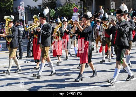 Oktoberfest - Marstall beim Wiesn-Einzug der Brauereien und Festwirte zur Eröffnung des 189. Oktoberfestes am 21.09.2024 a München, Deutschland, Oberbayern München Theresienwiese Oberbayern Deutschland *** Oktoberfest Marstall all'ingresso Wiesn dei birrifici e ospita il festival per l'apertura dell'Oktoberfest 189 il 21 09 2024 a Monaco, Germania, alta Baviera Monaco di Baviera Theresienwiese alta Baviera Germania Foto Stock