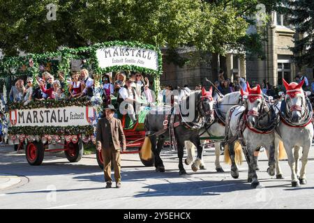 Oktoberfest - Marstall beim Wiesn-Einzug der Brauereien und Festwirte zur Eröffnung des 189. Oktoberfestes am 21.09.2024 a München, Deutschland, Oberbayern München Theresienwiese Oberbayern Deutschland *** Oktoberfest Marstall all'ingresso Wiesn dei birrifici e ospita il festival per l'apertura dell'Oktoberfest 189 il 21 09 2024 a Monaco, Germania, alta Baviera Monaco di Baviera Theresienwiese alta Baviera Germania Foto Stock