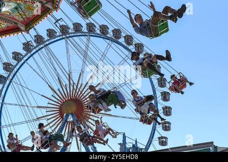 Oktoberfest - Kettenflieger vor dem Riesenrad beim Wiesn-Einzug der Brauereien und Festwirte zur Eröffnung des 189. Oktoberfestes am 21.09.2024 a München, Deutschland, Oberbayern München Theresienwiese Oberbayern Deutschland *** volantino della catena Oktoberfest di fronte alla ruota panoramica all'ingresso Wiesn dei birrifici e ospita il festival per l'apertura dell'Oktoberfest 189 il 21 09 2024 a Monaco di Baviera, alta Baviera Monaco di Baviera Theresienwiese alta Baviera Germania Foto Stock