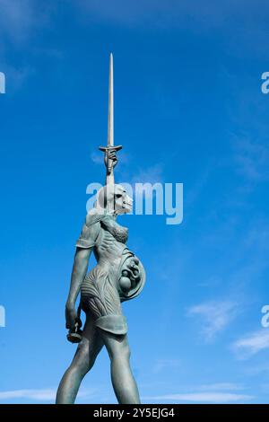 Verity di Damien Hirst, una statua in acciaio e bronzo esposta nel porto di Ilfracombe, Devon, in una giornata di sole con cieli blu. Foto Stock