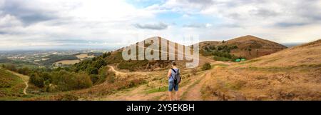 panorama delle colline di malvern vicino alla grande malvern Worcestershire regno unito donne di mezza età che guardano a piedi Foto Stock
