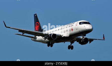 Un aereo Air Canada Express si prepara ad atterrare all'aeroporto internazionale Pearson di Toronto. Foto Stock