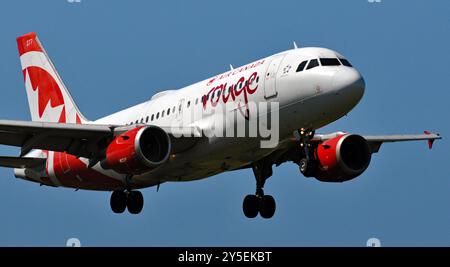 Un Airbus A319 operato da Air Canada Rouge si prepara ad atterrare all'aeroporto internazionale Pearson di Toronto. Foto Stock