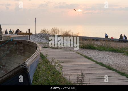 Londra, Regno Unito. 21 settembre 2024.Regno Unito Meteo. Tramonto sulla spiaggia di Whitstable sulla costa di Kent, dato che si prevede che i temporali portino forti piogge domenica, Inghilterra Regno Unito. Credito: Glosszoom/Alamy Live News Foto Stock