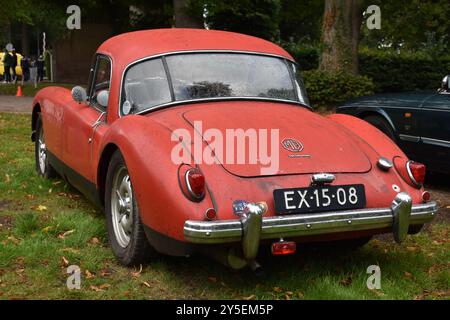 Beesd, Paesi Bassi - 13 settembre 2024: Una classica 1960 MG coupé Foto Stock