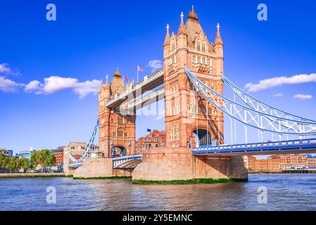 Londra, Regno Unito. Tower Bridge, ponte sospeso che attraversa il Tamigi vicino alla Torre di Londra. Foto Stock