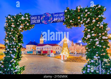 Oradea, Romania - 27 dicembre 2023. Mercatino di Natale con luci scintillanti dell'albero X-Mas, decorazioni natalizie e atmosfera accogliente stagionale a uni Foto Stock